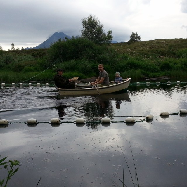 Ole-Gunvar, Pål Jacob og Benjamin i robåten for å sjekke slusa.