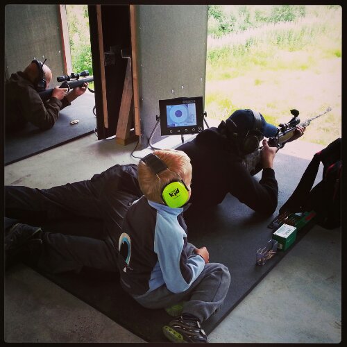 Kurt-Wiggo har med seg sønnen Adrian og skyter på skive 2, mens Helge skyter på skive 1.